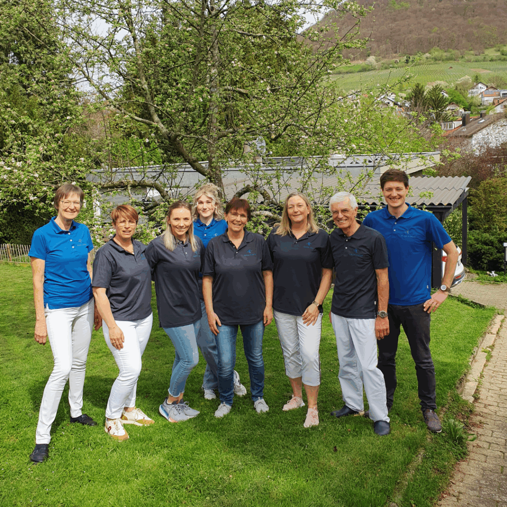 Praxisteam Kerner Gruppenbild im Garten